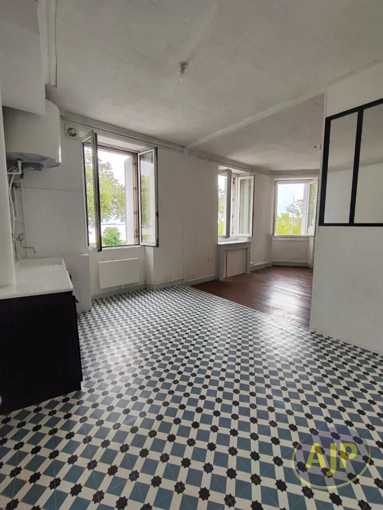 Toad - Renovated 2-Bed Flat with Quay View in Pauillac