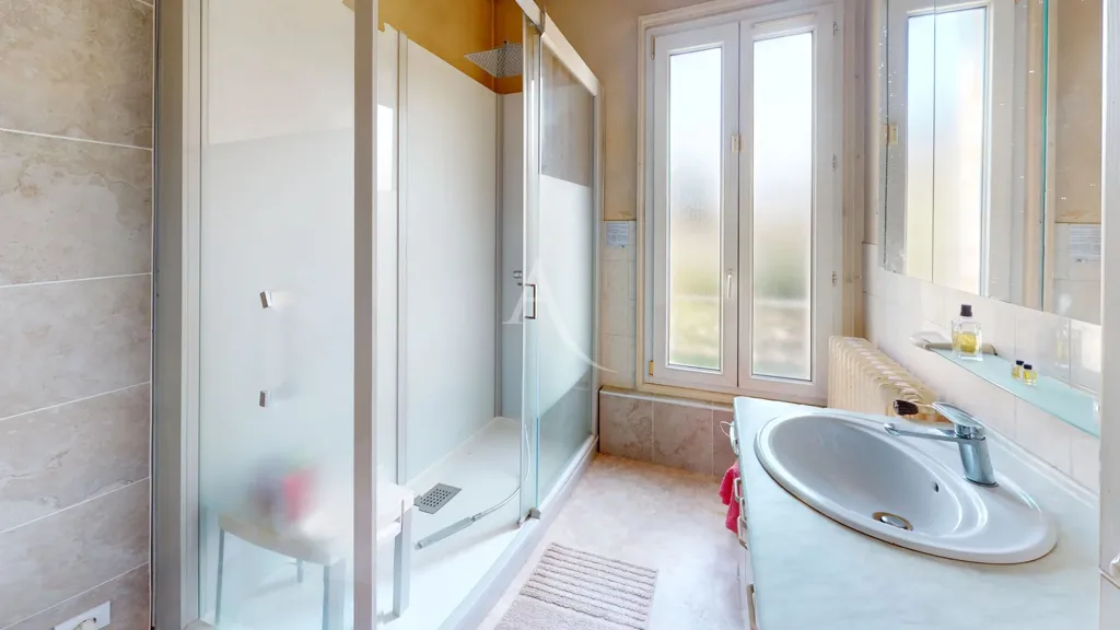 Bathrooms - Meulière House with Pool in Palaiseau