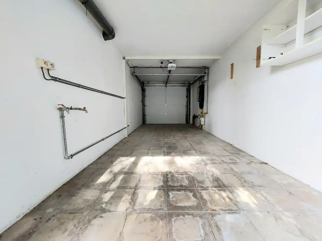 Garage - Maison Rénovée avec Jardin à Bruges