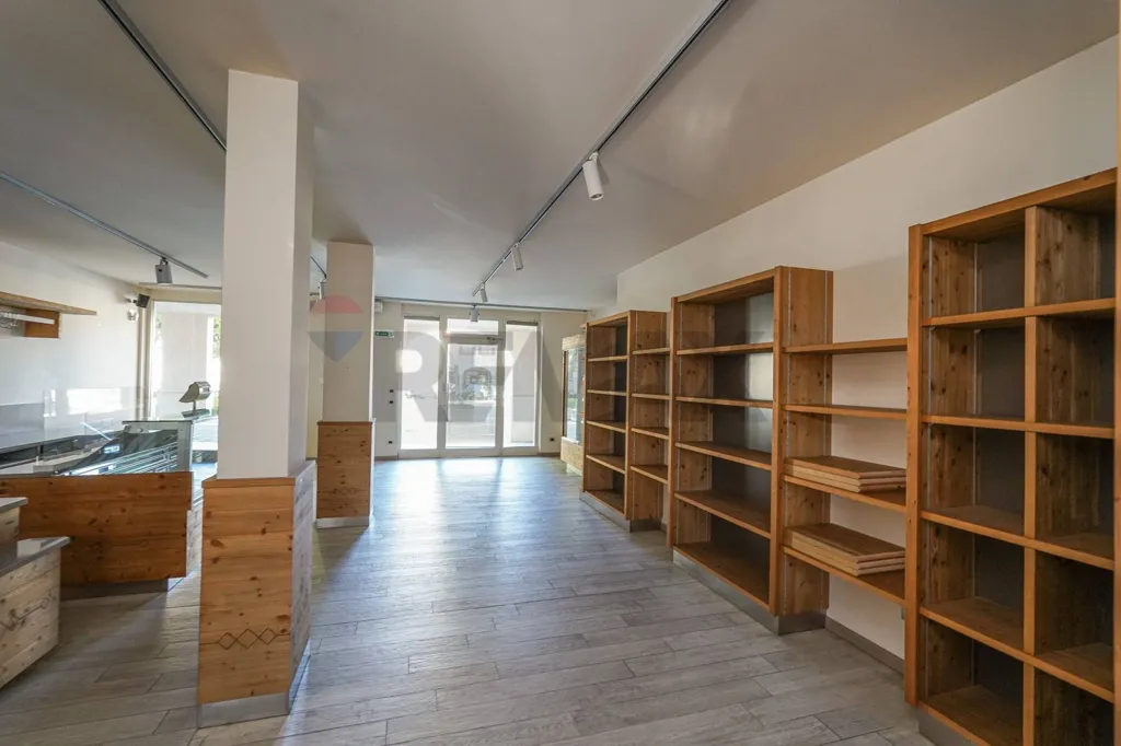 Stanze - Retail Space with Frontage on Via Roma, Valbrembo