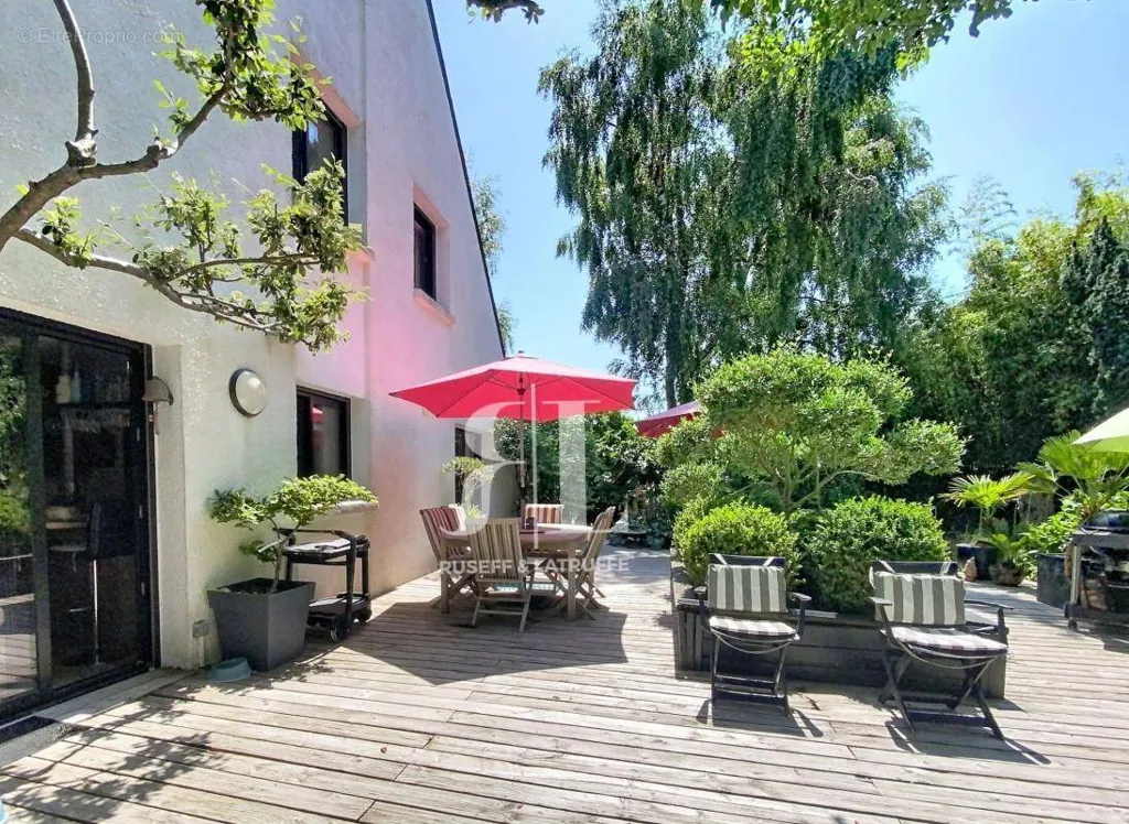 Terrasse - Maison Familiale avec Piscine à Larmor-Plage