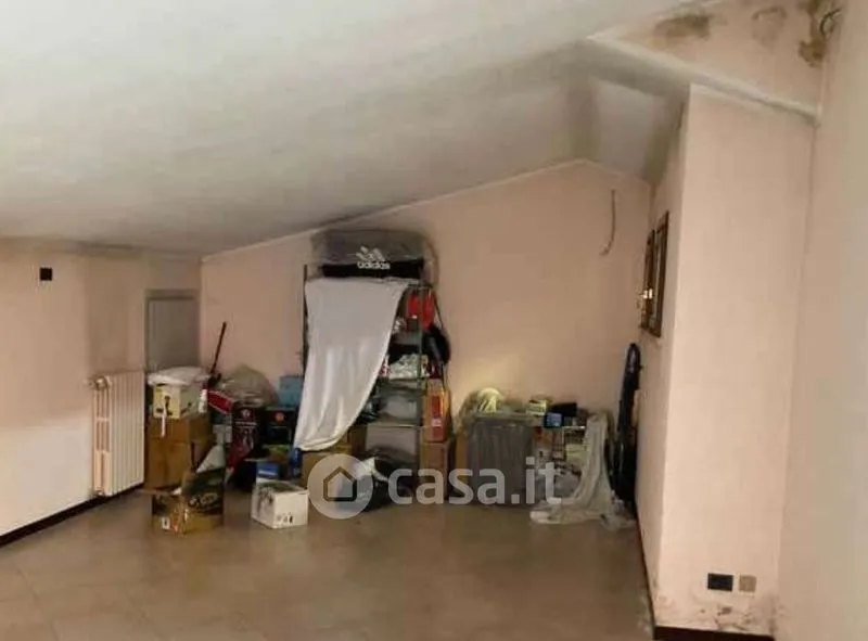 Garaaž - Three-Bedroom Flat with Terrace in Curtatone