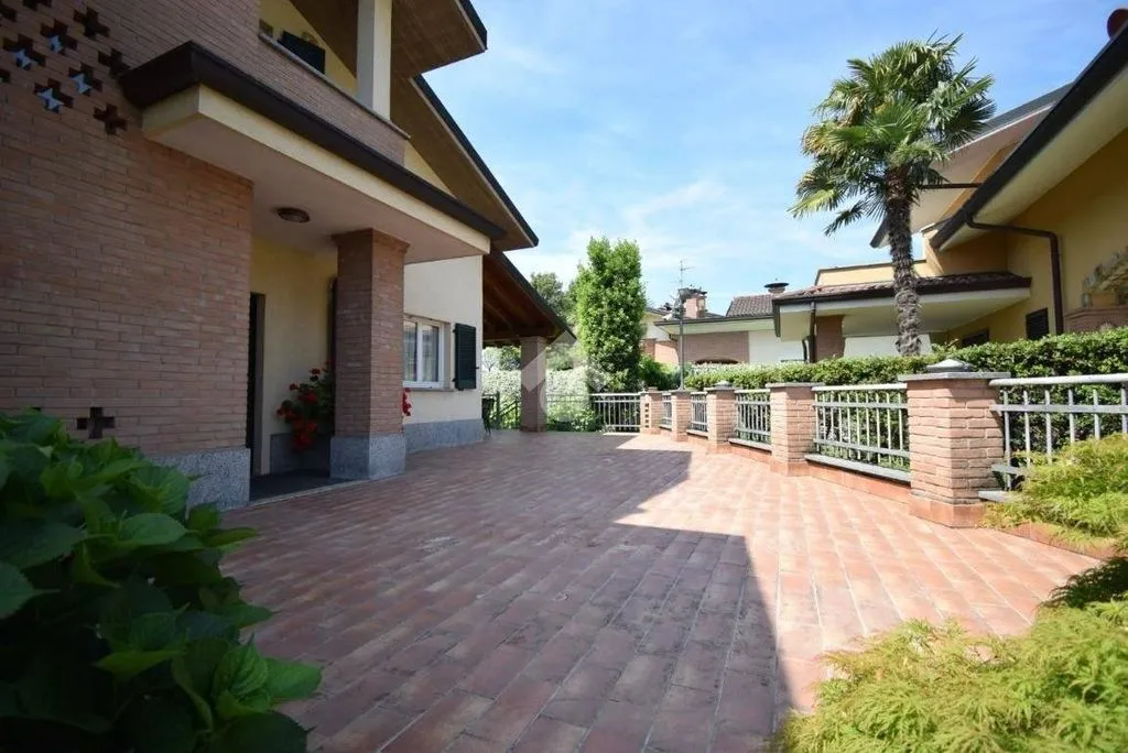 Terrace - Luxury Villa with Private Garden in Brugherio