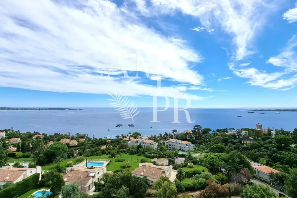Vue aérienne - Appartement de Prestige avec Vue Mer à Cannes