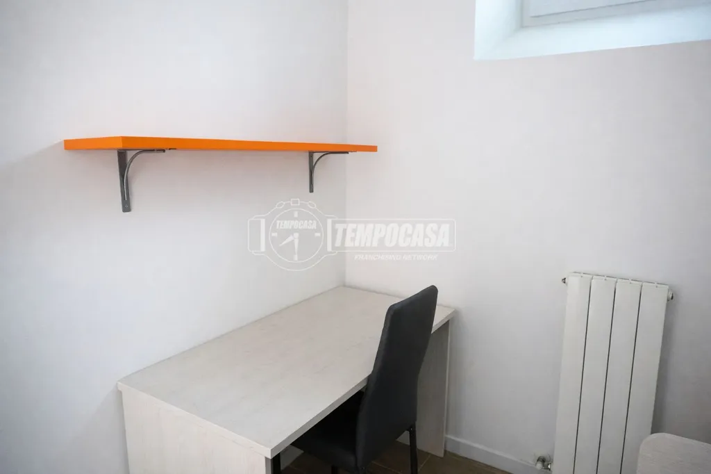 Bureau - Rear-Facing Apartment with Garden in Ancona