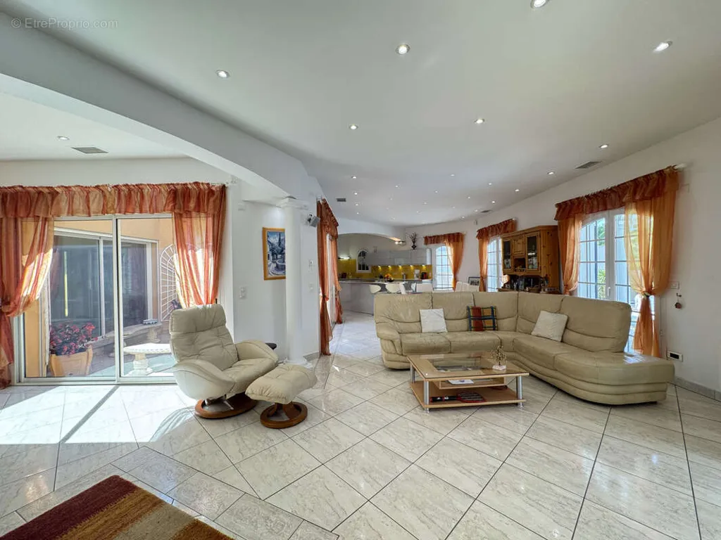 Séjour - Villa avec Piscine dans un Secteur Calme à La Grande-Motte