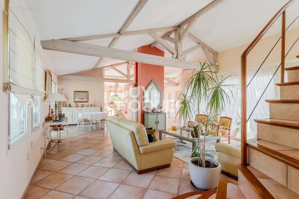 Elutuba - Architectural Villa with Pool on Rochetaillée Heights