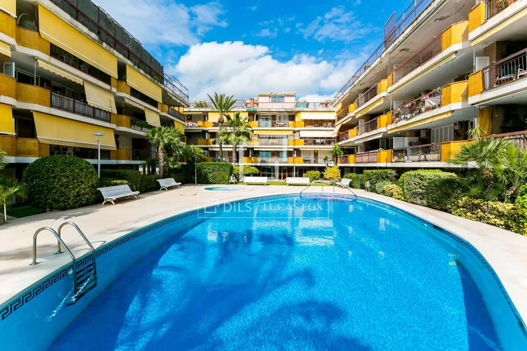 Piscina - Luxury Seafront Apartment in Castelldefels