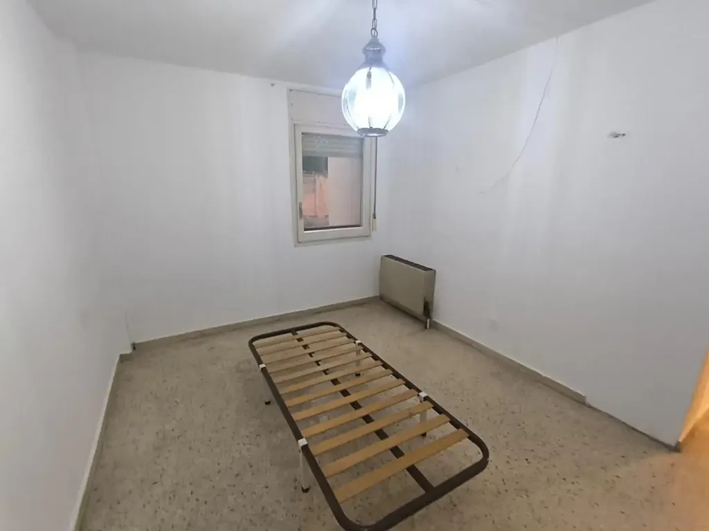 Bedrooms - Semi-Renovated Flat with Balcony in Via Sant Ignasi