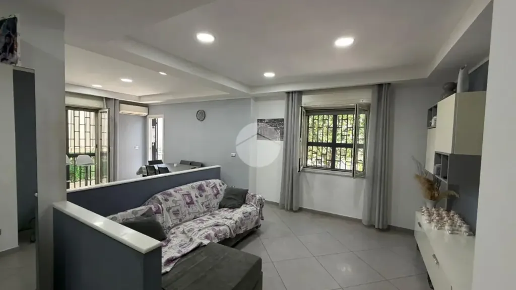 Elutuba - Three-Bedroom Apartment with Balcony in Naples