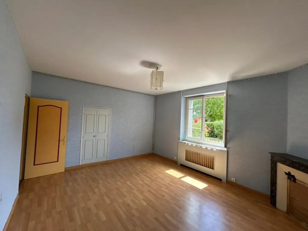 Pièces - Maison avec Dépendances dans Village Calme à 30 km de Bourges