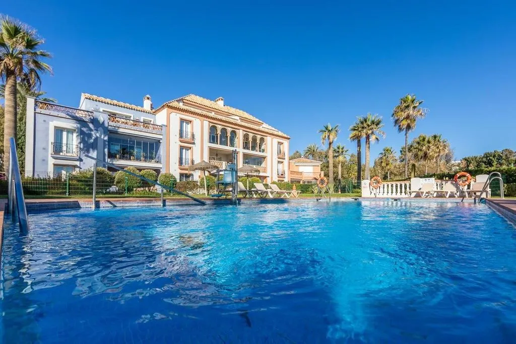Bassein - Beachfront Flat with Private Garden in Casares