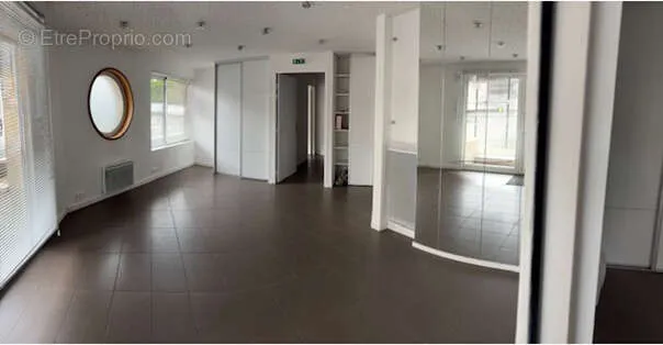 Entrée - Local Mixte avec Salle d'Archivage dans le Quartier Hauts-Pavés à Nantes