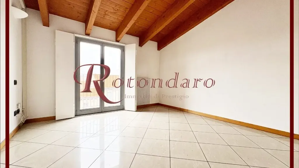 Pièces - Mansarded Flat with Balcony in Milan