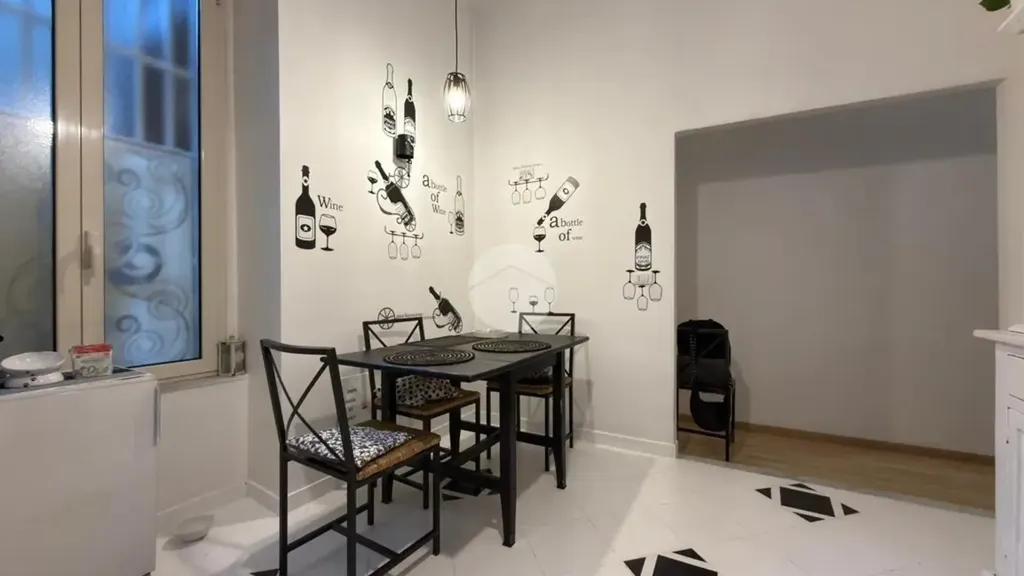 Sala da pranzo - Rearranged Apartment with Balcony in Naples