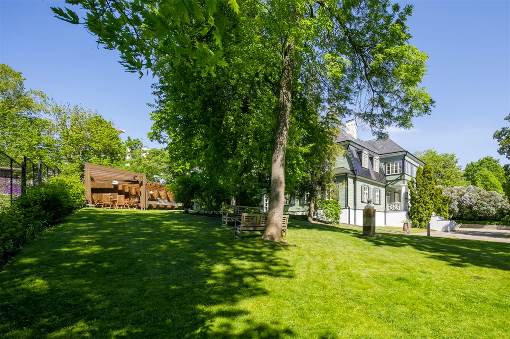 Garden - Historic Villa with Garden in Tallinn