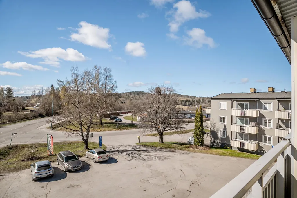 Rõdu - Modernised Two-Bedroom Flat with Balcony in Johannedal