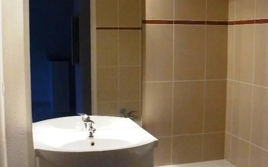 Salles de bain - Appartement T2 avec Balcon et Piscine à Marzy
