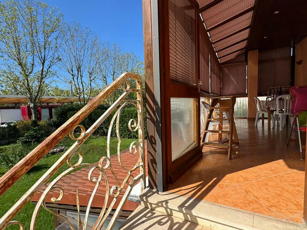 Terrasse - Maison des Années 70 avec Véranda à Chassieu