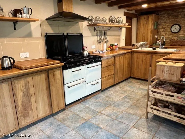 Köök - Spacious House with Large Garden in Cellefrouin