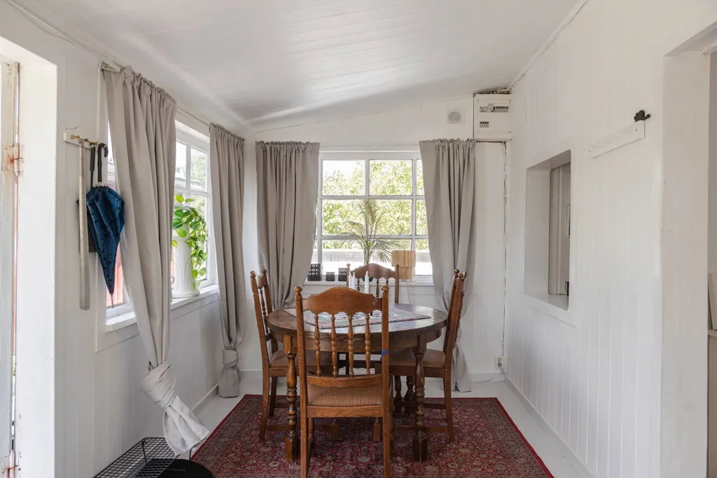 Söögituba - Cottage with Garden on Corner Plot in Allmänning