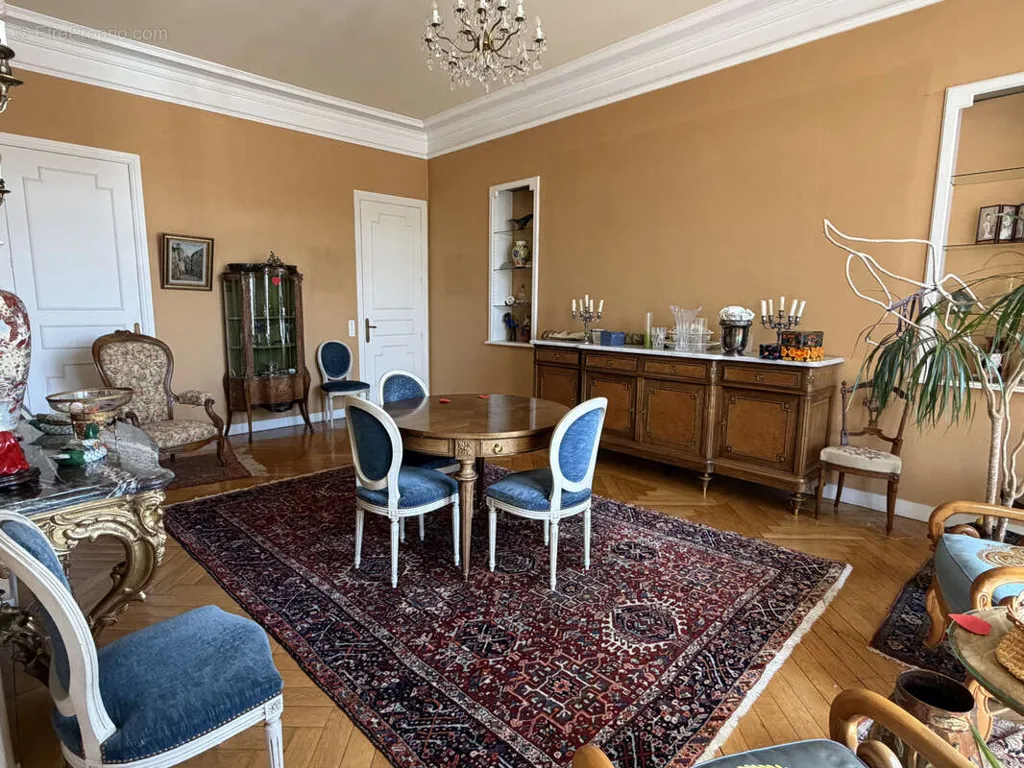 Sala da pranzo - Art Deco Apartment with Balcony in Saint-Étienne Centre