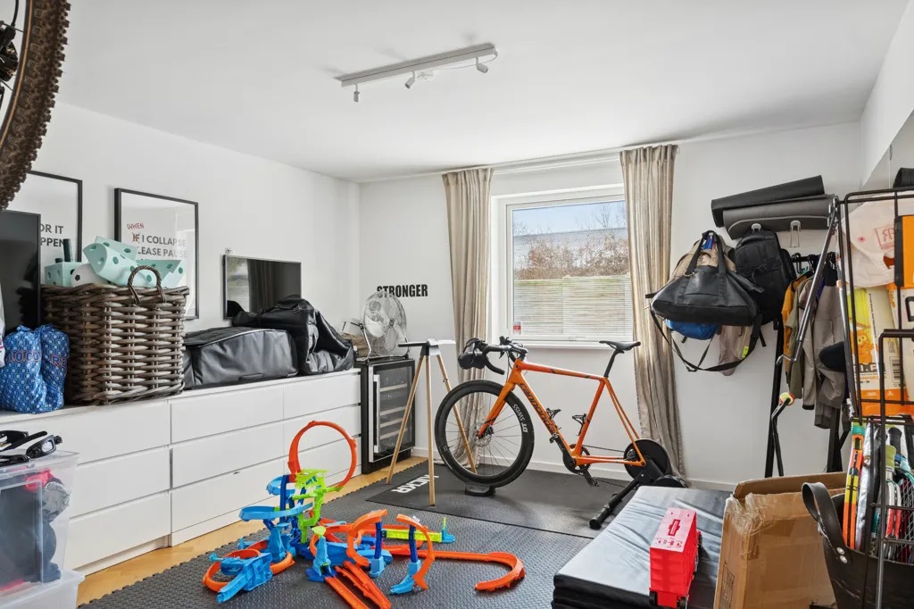 Garage - Renovated Villa with Carport in Vedbæk