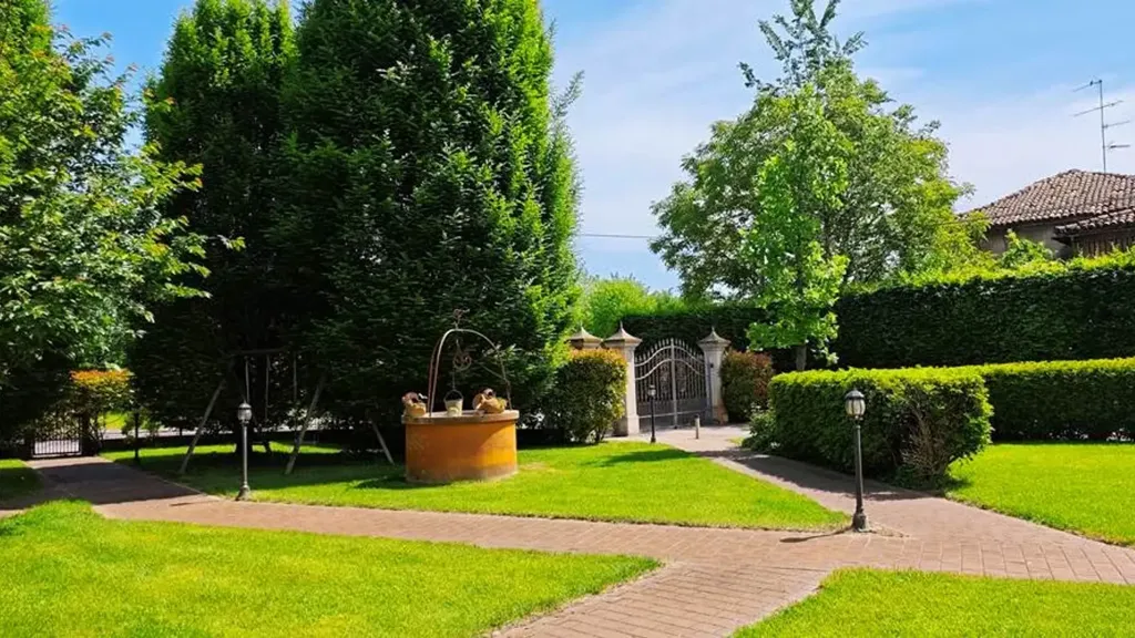 Garden - Villa with Pool and Garden in Correggio