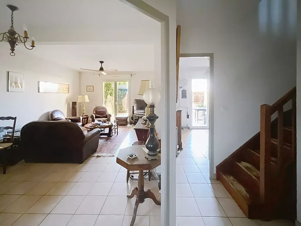 Esik - Four-Bedroom House with Garden in Colomiers