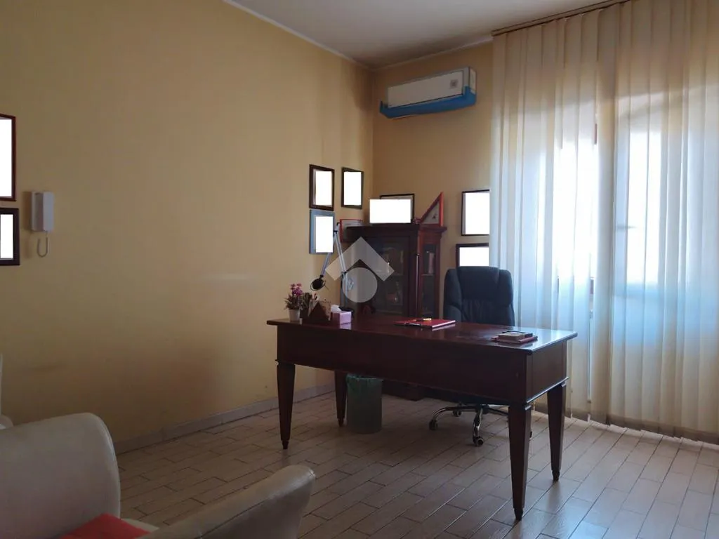 Bureau - Apartment with Balcony in Castrolibero