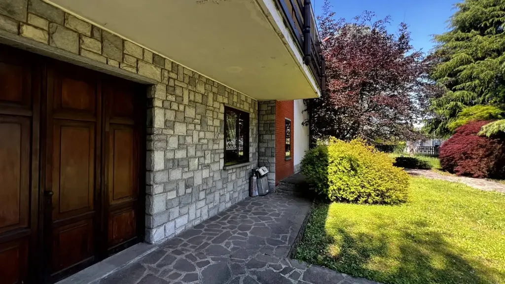 Terrass - Villa with Edificabile Potential in Bernareggio