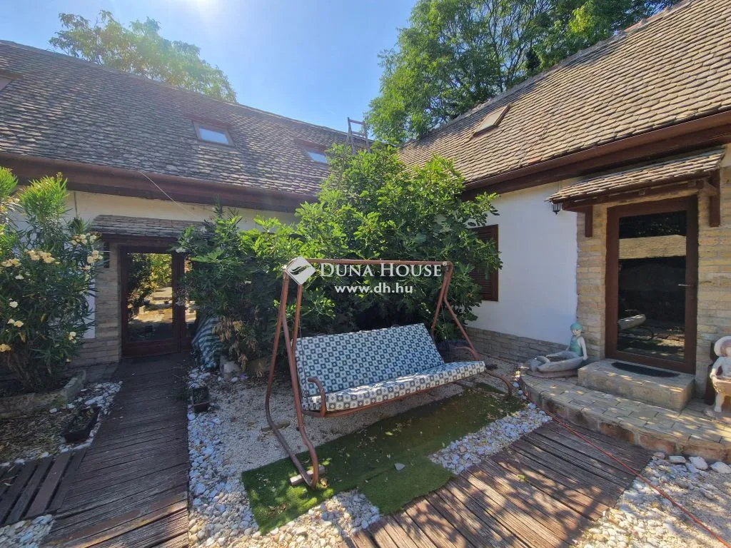 Aed - Mixed-Use Property with Garden in Baja