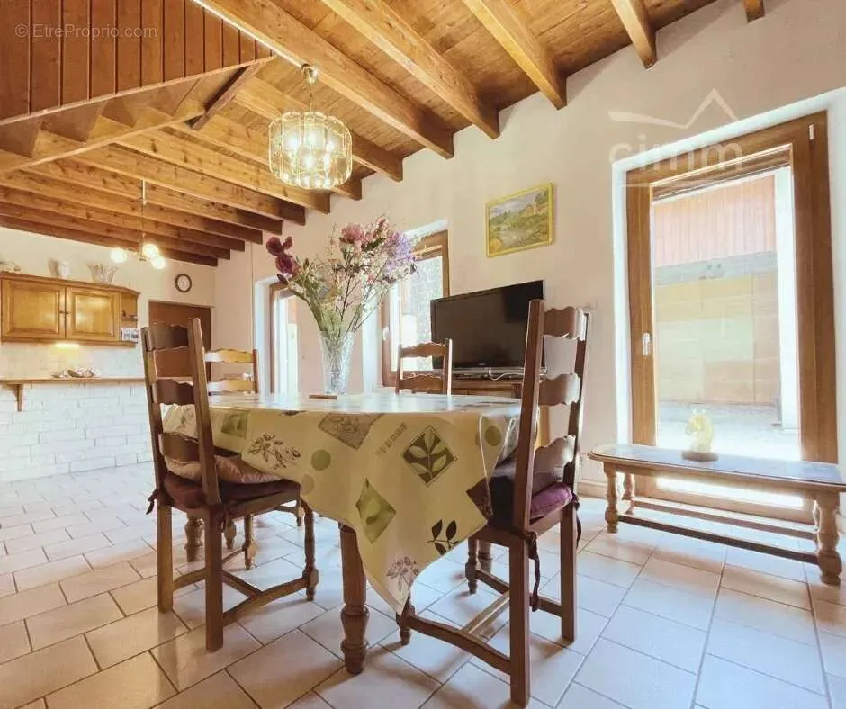 Söögituba - Charming Village House with Courtyard in St Rambert