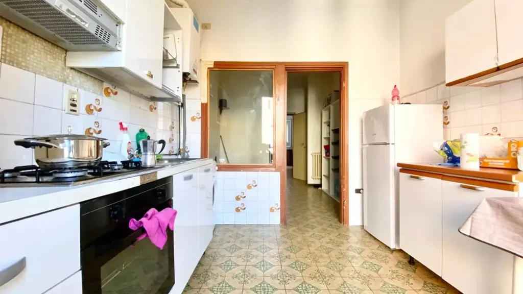 Kitchen - 5-Bedroom Apartment in Central Ancona
