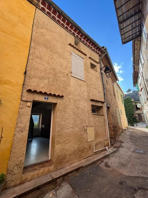 Välivaade - Village House with Parking in Les Mayons