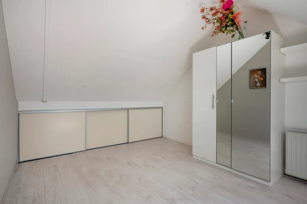 Toad - Spacious House with Deep Garden in Born