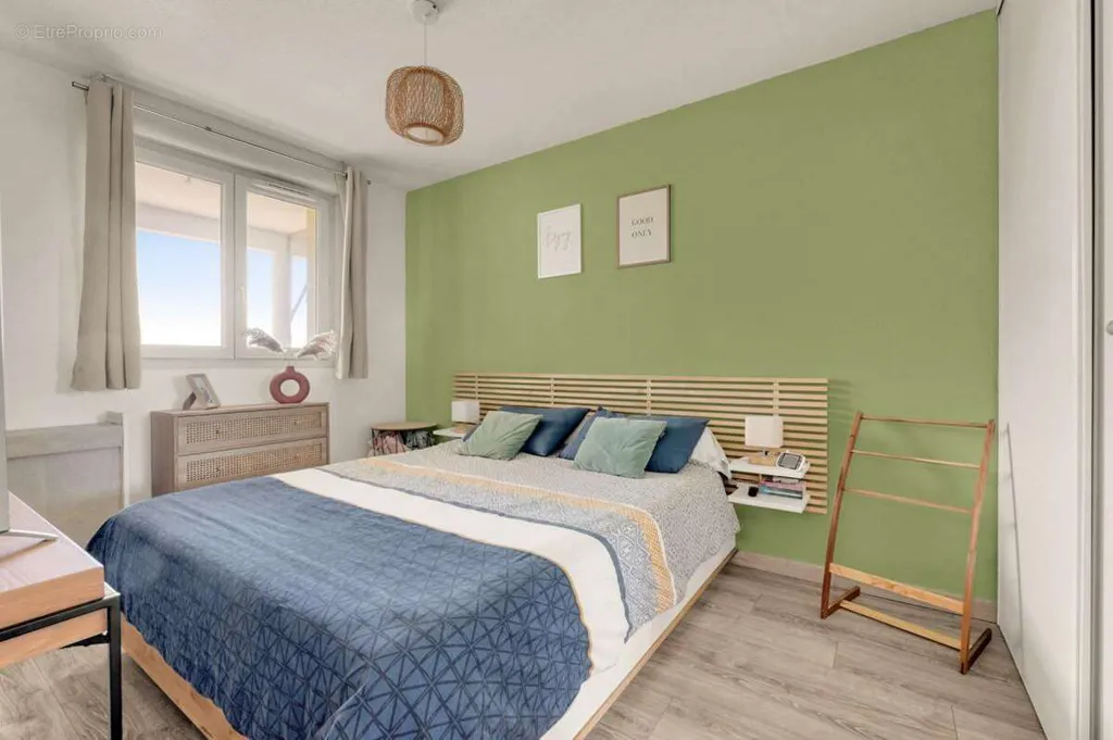 Chambres - Appartement T3 avec Vue Panoramique et Terrasse à Haut Guilhemery