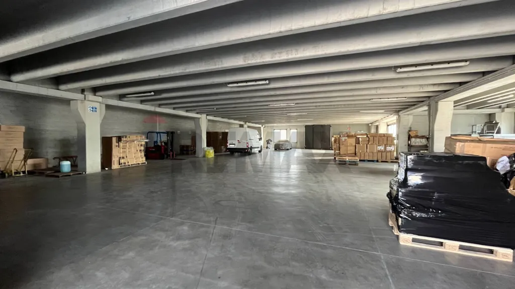 Garaaž - Industrial Warehouse with Multiple Units near Lissone