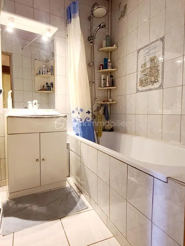 Bathrooms - Charming 1890 House with Terrace in Grigny