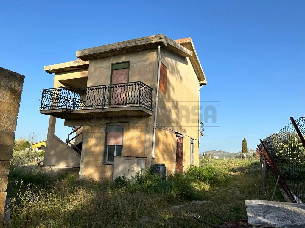 Välivaade - Semi-Completed Terraced House with Balconies in Caltanissetta