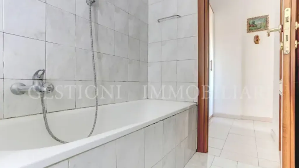 Salles de bain - Balconied Apartment in San Giuliano Milanese