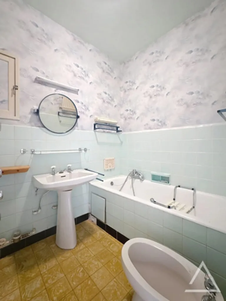 Bagni - 2-Bedroom Flat with Terrace in Central Location