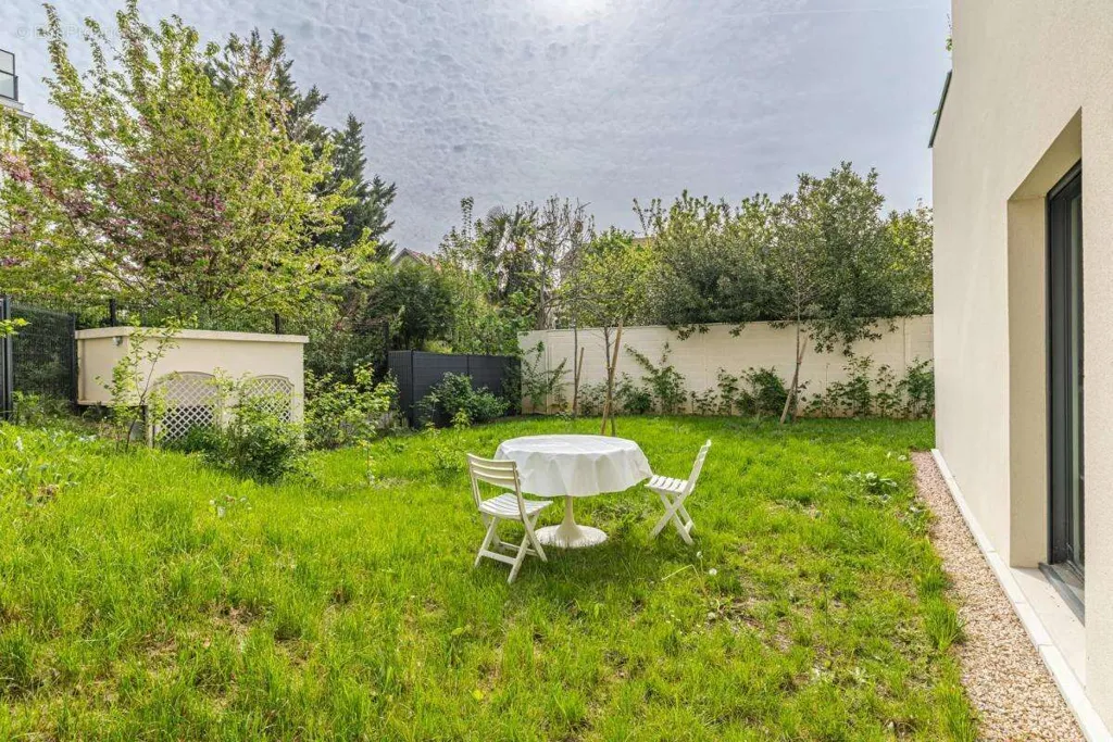 Garden - Modern Apartment with Garden in Orly