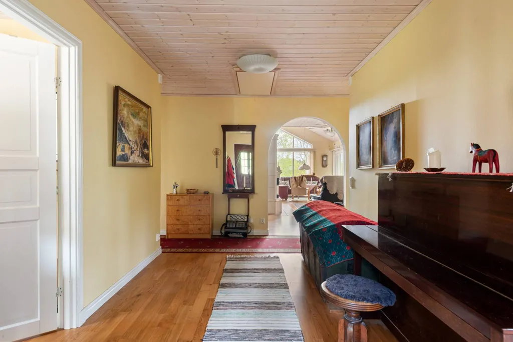 Esik - Architectural Villa with Garden in Edsbro