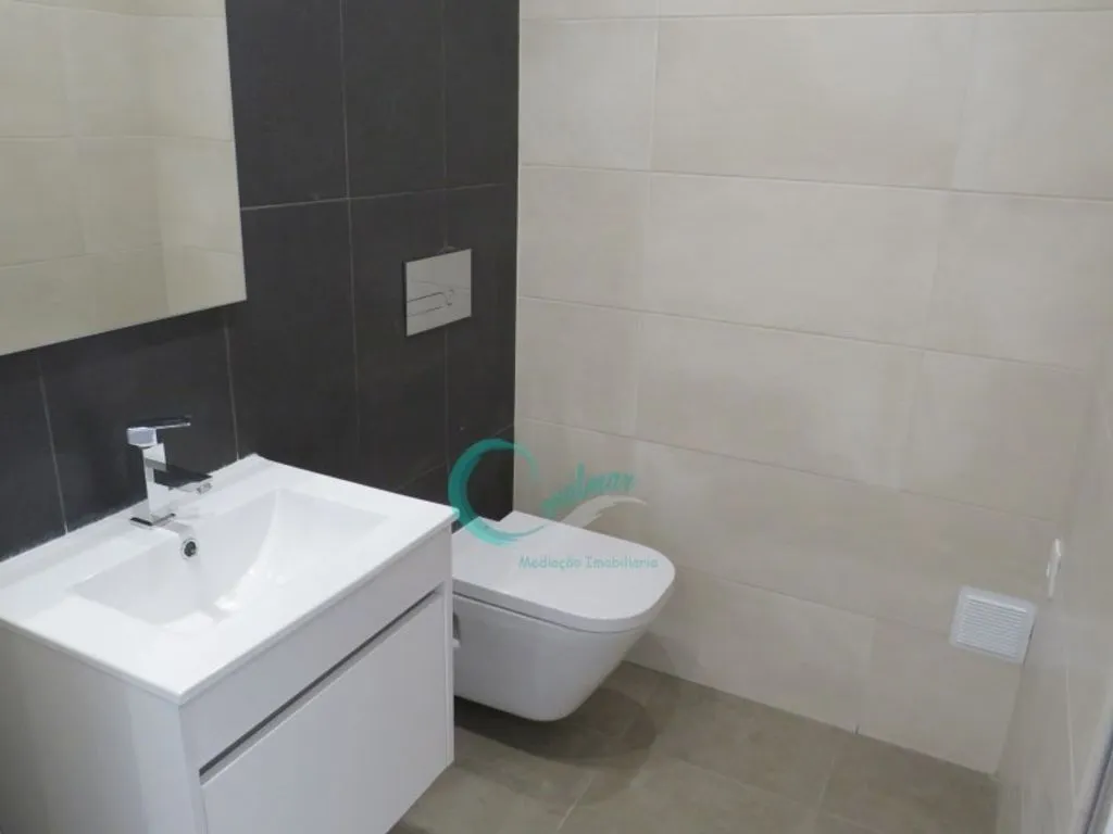 Vannitoad - Luxury Flat with Balcony in Corroios