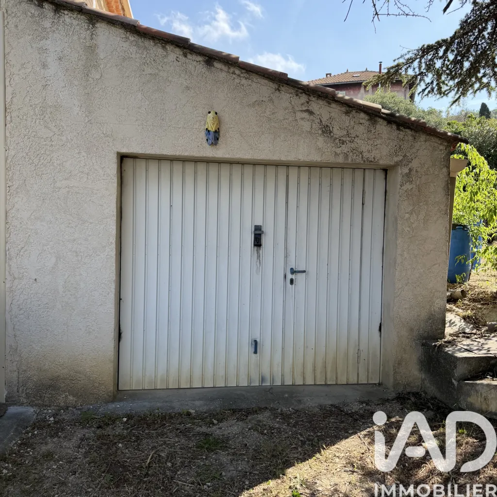 Extérieur - Maison avec Fort Potentiel et Grand Terrain à Marseille