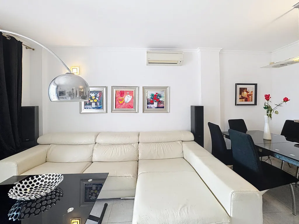 Salón - Apartamento con vistas al valle de Moraira en Cumbre del Sol