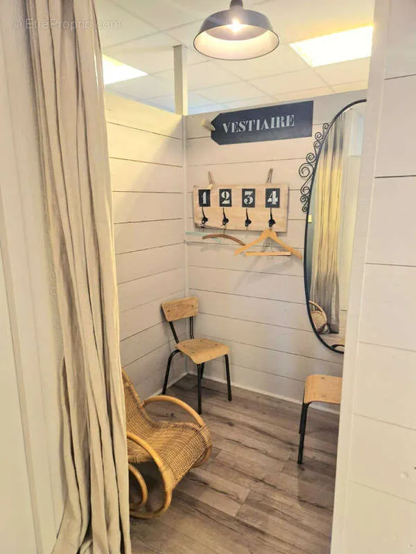 Toad - Commercial Space with Private Garden in Morlaàs