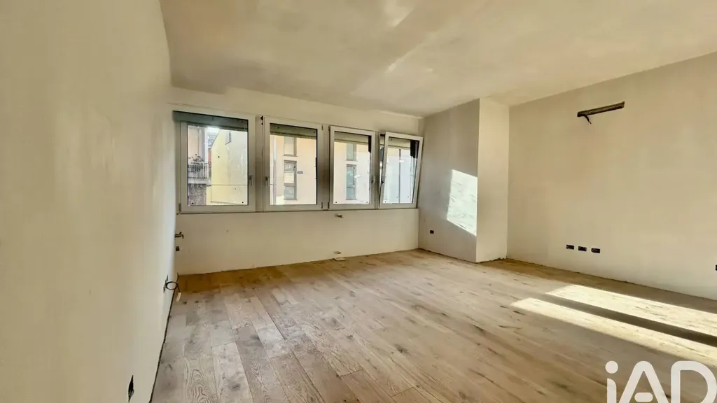 Pièces - Modern Triplex with Balcony in Florence