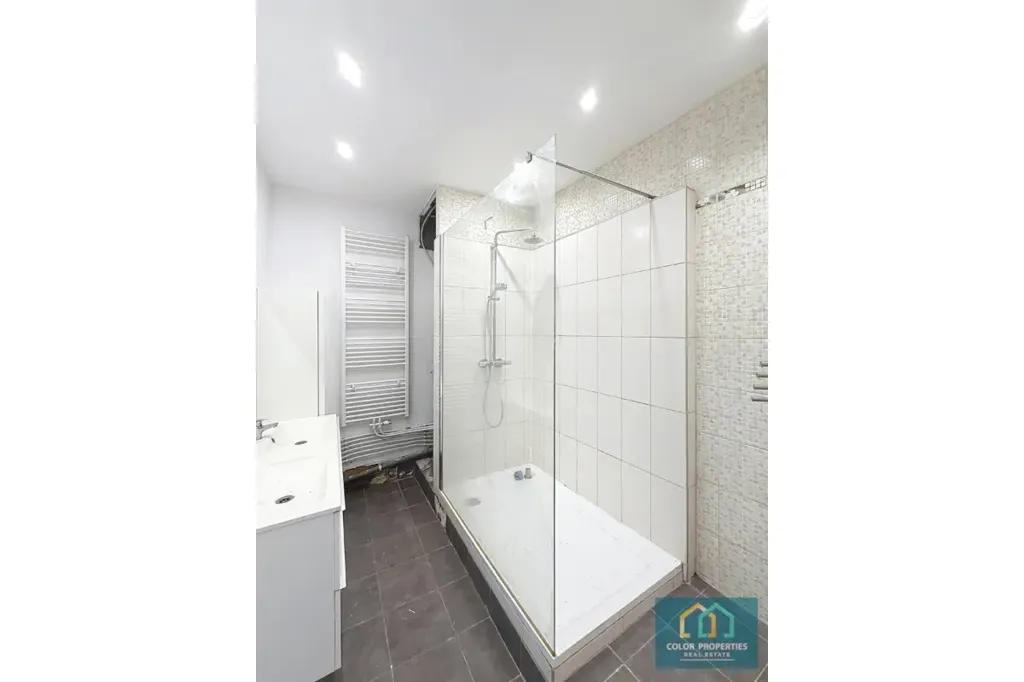 Salles de bain - Appartement à Rénover avec Jardins Intérieurs à Ganshoren